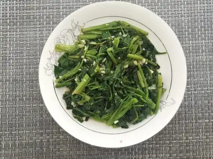 Garlic spinach