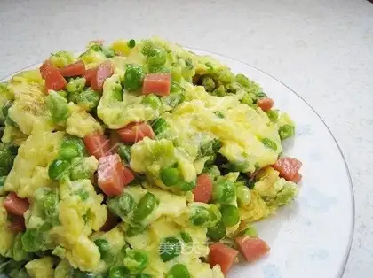 Scrambled eggs with peas