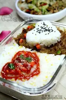 Stewed vermicelli with bean sprouts and minced pork