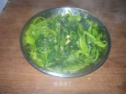 minced water cabbage with garlic