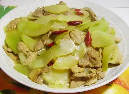 Sauteed pork slices with lettuce