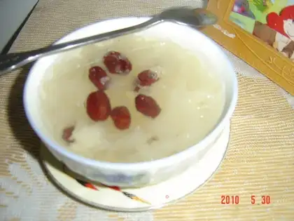 Red dates and tremella beautifying soup