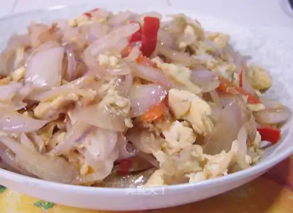 Scrambled eggs with onions