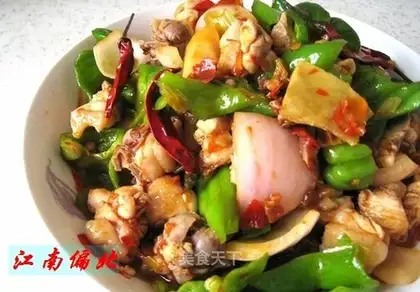 stir-fried diced chicken with spicy sauce