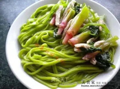 Spinach and shredded pork noodles
