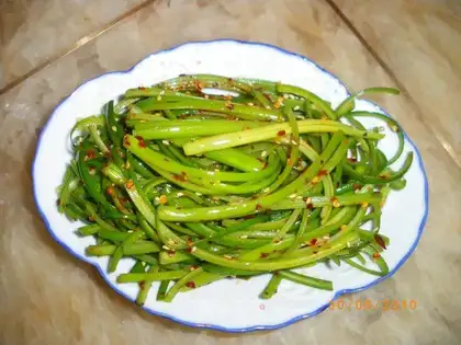 Shredded garlic moss with cold salad