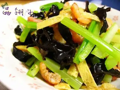 Celery, fungus and egg skin shredded