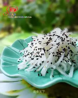 Sweet and sour shredded white radish