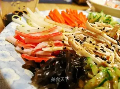 Colorful shredded chicken noodles