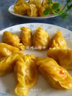 Steamed dumplings with golden three delicacies in soup
