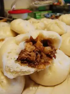 Bamboo shoots and sauced pork buns