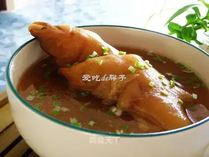 Date and soybean trotters soup