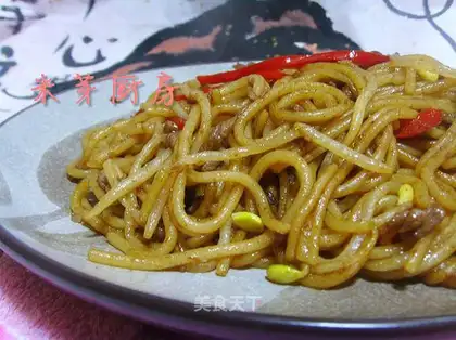 stir-fried rice noodles with beef