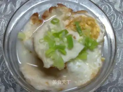 Fry eggs and cook sesame cakes