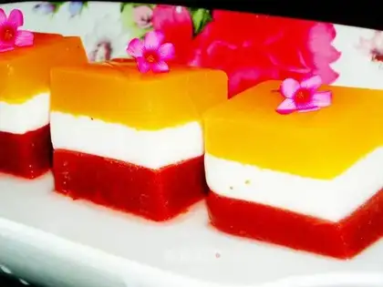 Three-color appetizing crystal cake