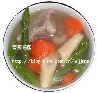 Summer nutritious bamboo shoots and ribs soup