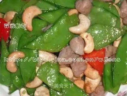 stir-fried diced chicken with cashew nuts and peas