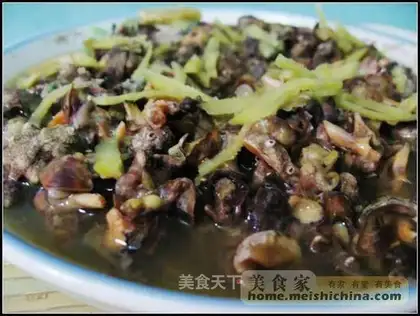 Steamed spicy snails in pickled vegetable sauce