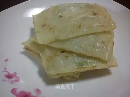 Small salty food with onion flavor