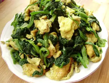Scrambled eggs with spinach