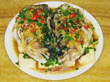 Steamed fish head with chopped pepper and tofu