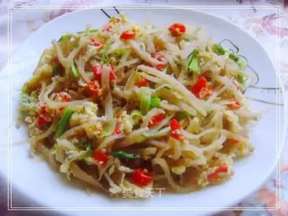 Scrambled eggs with shredded pickles