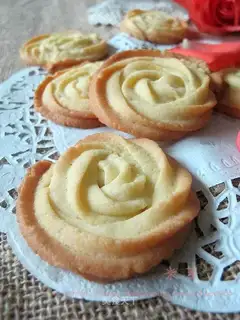 Rose-shaped butter cookies