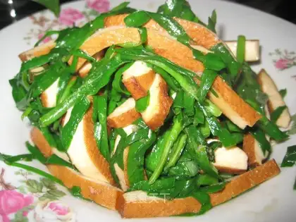 stir-fried dried bean curd with leeks