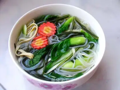 Rice noodles with mushroom soup and three delicacies