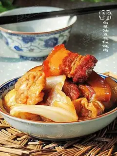 Stewed pork with cabbage and oil and tofu
