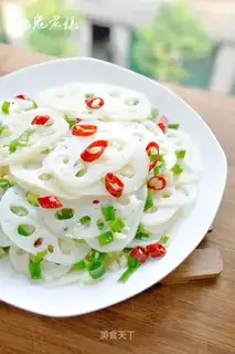 Spicy lotus root slices in scallion oil