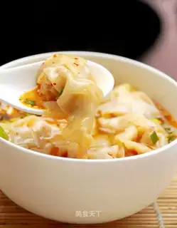 Sichuan-style red soup wonton noodles