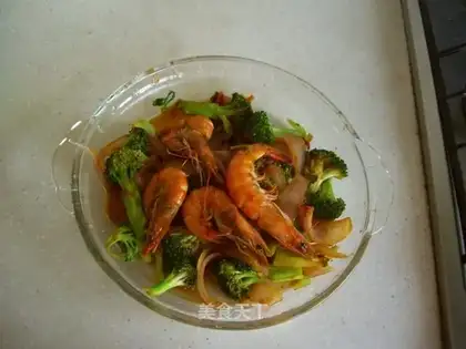 stir-fried prawns with onion and broccoli
