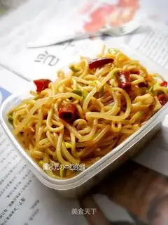 Rice cooker spicy bean sprouts braised noodles