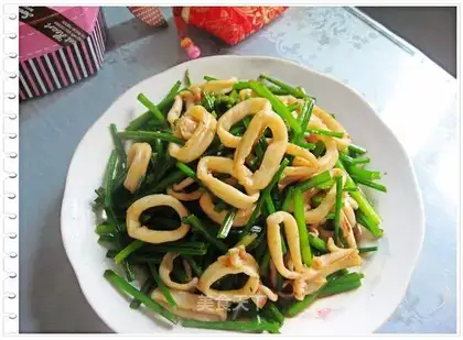 stir-fried squid rings with leek moss