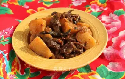 Stewed potatoes with hazel mushroom