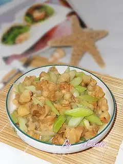 stir-fried Dongfeng snail meat with celery