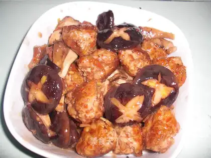 Stewed meatballs with mushroom and carrot