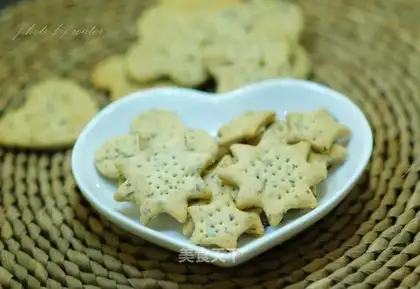 Chives and seaweed soda biscuits