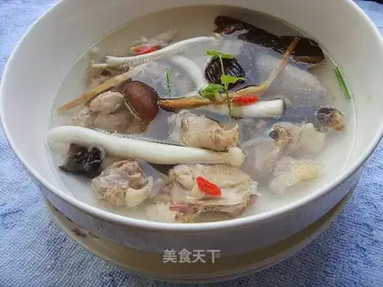 Chicken pot with fresh mushrooms