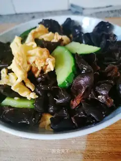 Black cucumber fried eggs