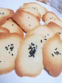 Protein sesame pretzels