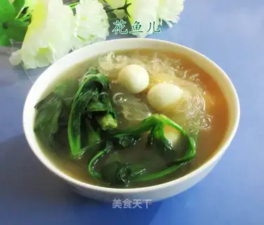 Quail egg fan spinach soup