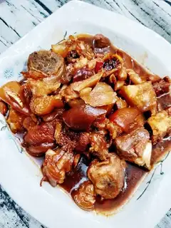 Rotten peanuts burning pig hands