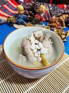 The chicken's bones are full of wheat soup