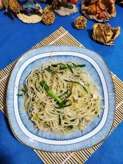 Onion fried green bean sprouts