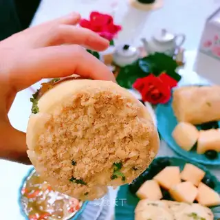 Onion pine rolls