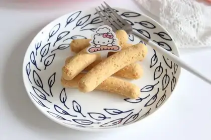 Children make chicken sausages