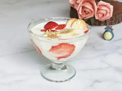 Banana strawberry yogurt cup