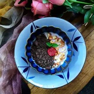 Strawberry sauce, yogurt